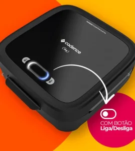 Sanduicheira Elétrica Click Cadence preta, prática para preparar sanduíches e grelhar alimentos de forma rápida e fácil.